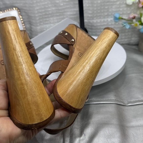 (A) COACH Women's Darcey Peep-Toe Platform Heels with Silver Wooden Buckle,Sz 9B - Picture 10 of 15